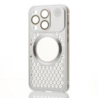Металлический чехол AROMA PERFORATED METAL с поддержкой MagSafe для iPhone 15 Pro серебряный